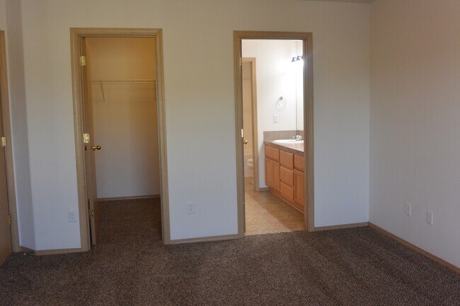 Building Photo - 6307 NE 59th Ct