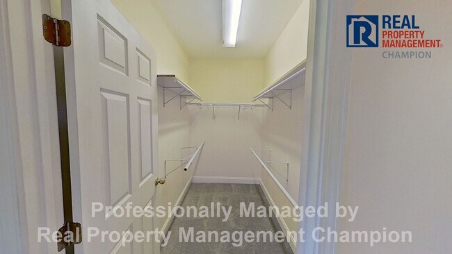 Building Photo - End Unit Condo with Open Floorplan and Spl...