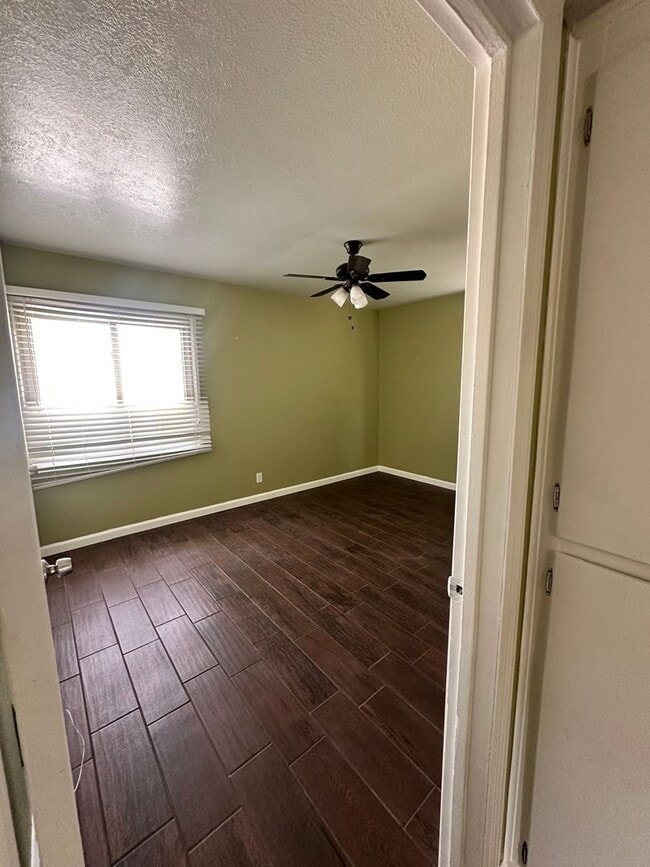 Building Photo - 3 bed with 1 bath - ALL TILE through out home