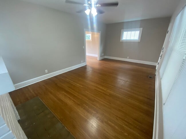 Building Photo - 4 Bedroom- Grandview
