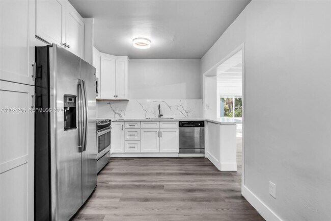 Building Photo - 648 South Dr