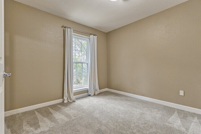 Building Photo - 47 Firethorn Pl