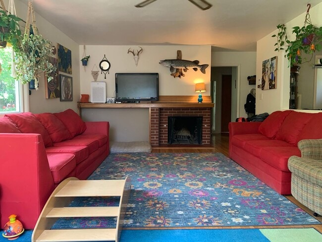 Building Photo - Charming Midvale Heights Ranch