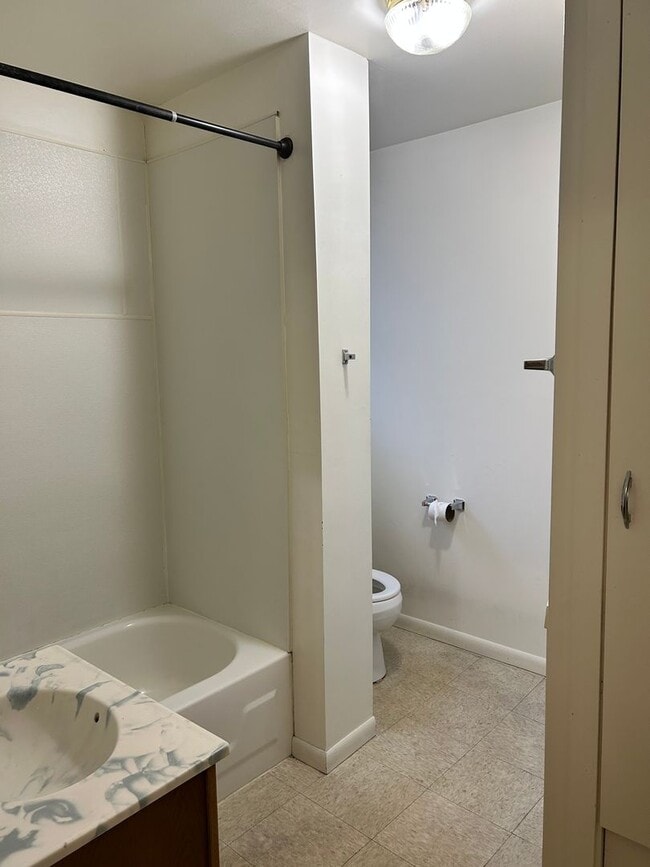 Building Photo - One bedroom apartment