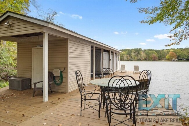 Building Photo - Lakefront Rental in Long Branch Shores