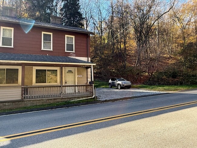 Building Photo - Updated 2BR Townhouse with off street park...