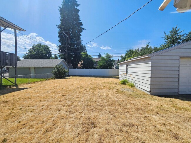 Building Photo - $1,700 - 2 Bed / 1 Bath Charming Rancher H...