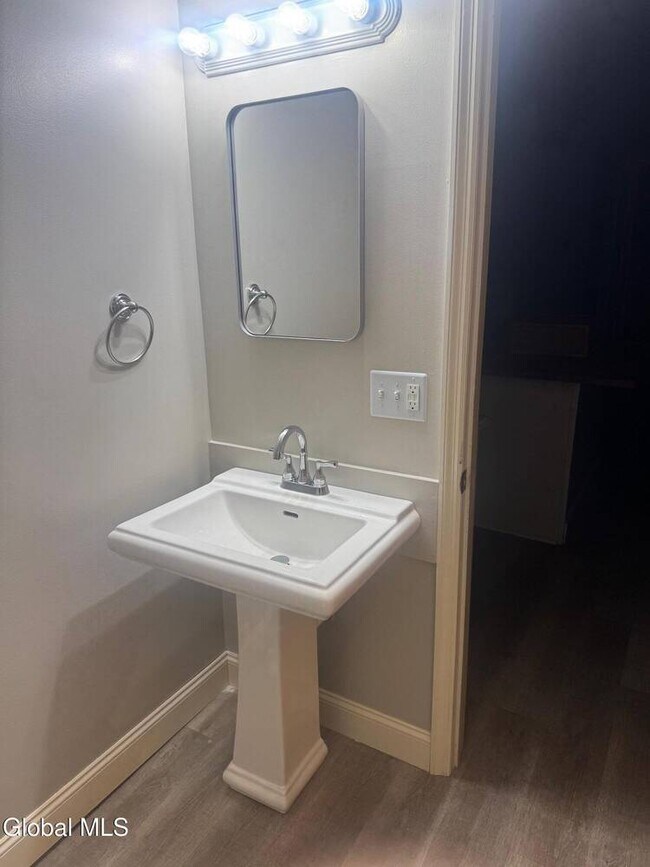 Building Photo - 1412 River Rd