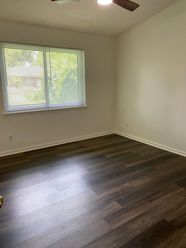 Building Photo - **Available Now** Great 3 Bedroom 2 Bath home on Coffee Bluff with Fenced Yard!!