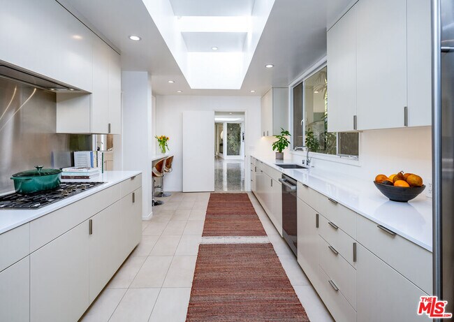 Building Photo - 1121 Loma Vista Dr