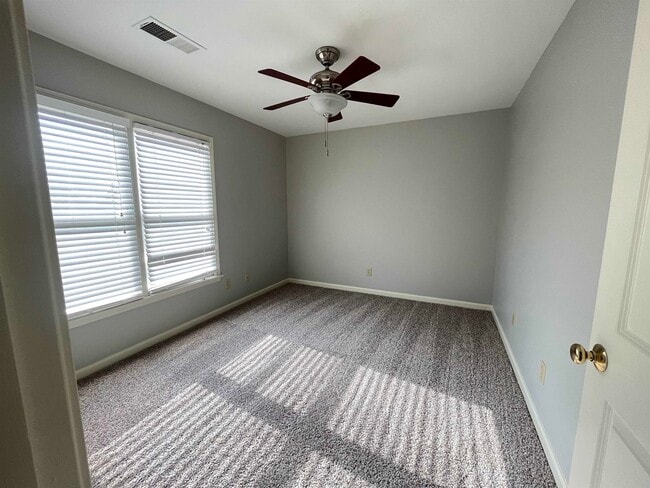 Building Photo - 8570 Meadow Green Dr