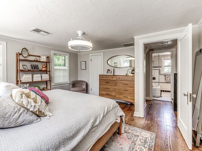Building Photo - Beautiful 3bedroom/2 bathroom/1 Car Garage...