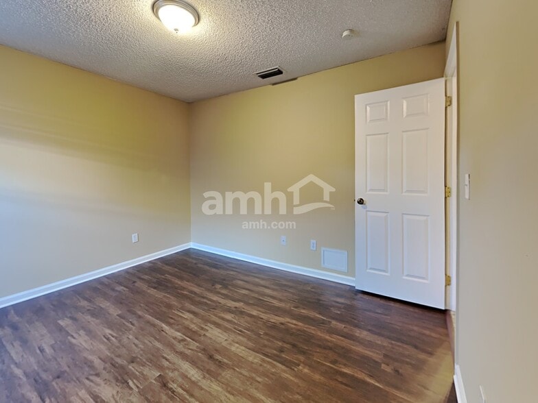 Building Photo - 3753 Woodbriar Dr