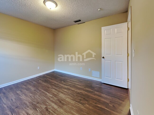 Building Photo - 3753 Woodbriar Dr