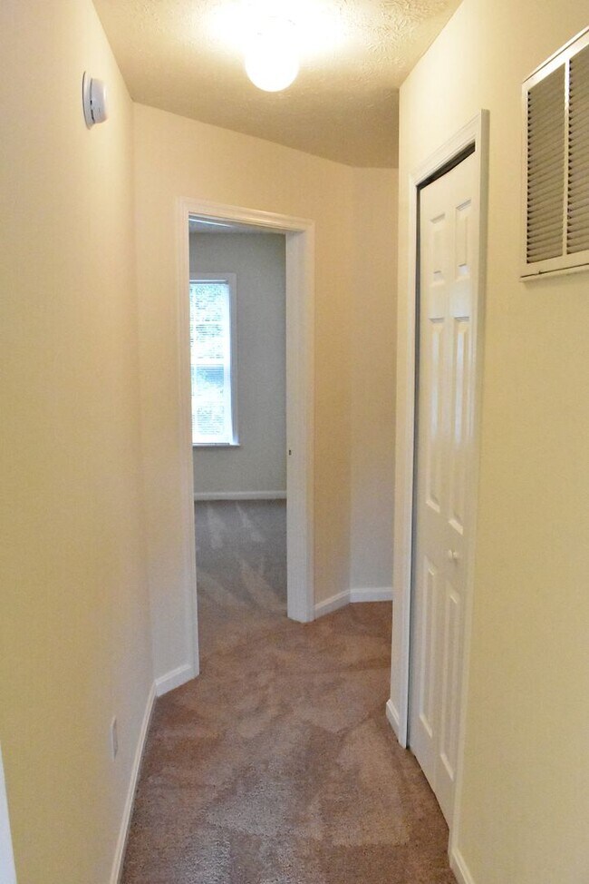 Building Photo - Coventry Creek Townhome