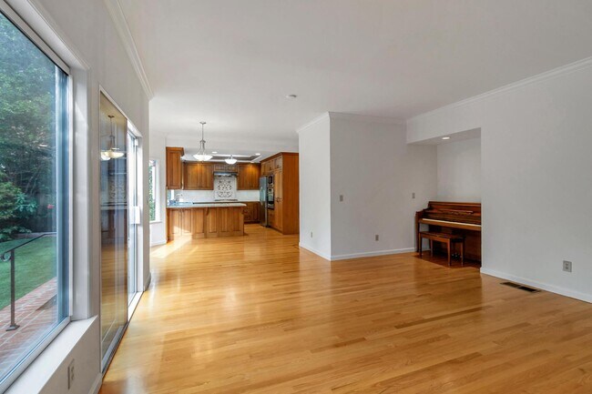 Building Photo - 302 Tadley Ct