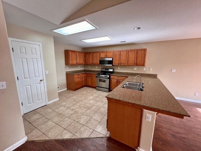 Building Photo - $2,295 Fowler & Ashlan, 4 bedroom - E Hamp...