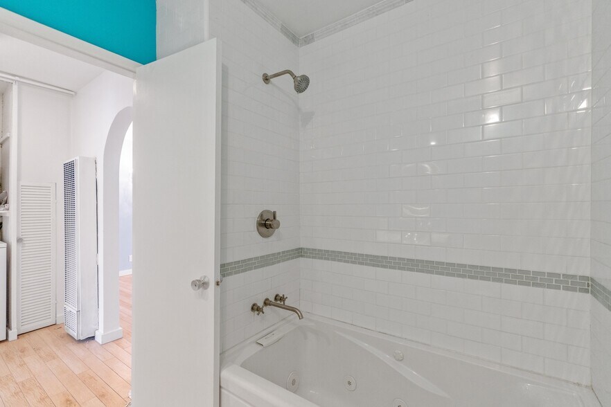 Building Photo - 639 Bay St