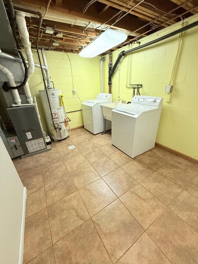Building Photo - Spacious 3-Bedroom 1.5 - bathroom Home for Rent
