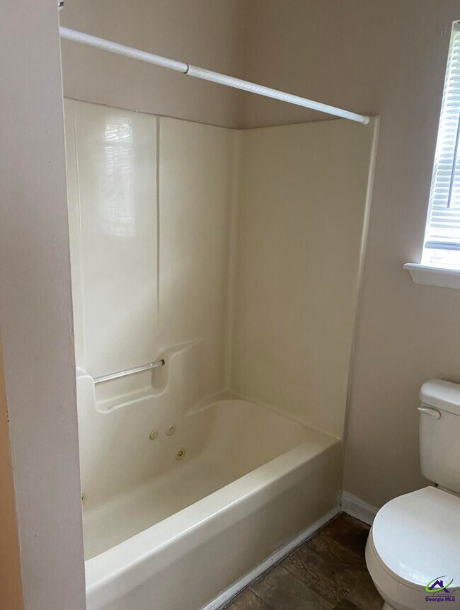 Building Photo - 110 Country Cove