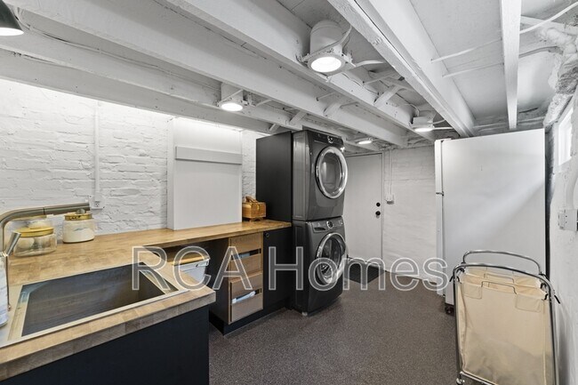 Building Photo - 1321 N Beville Ave