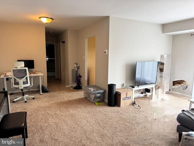 Building Photo - 5911 Quantrell Ave