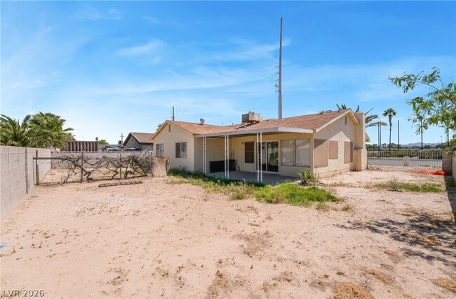 Building Photo - 2102 E Russell Rd