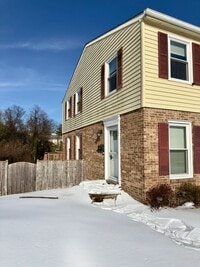 Building Photo - Charming 3Bed/1.5Bath Townhouse in Carney