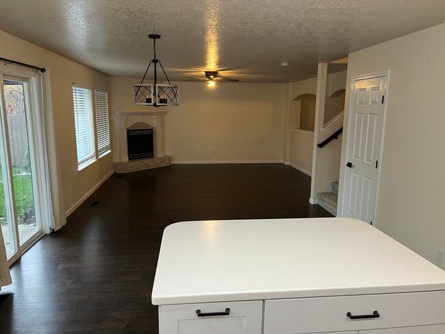 Building Photo - 173 E Moskee St