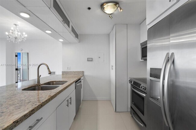 Building Photo - 7601 E Treasure Dr