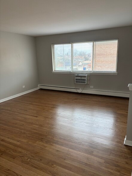 Living Room view1 - 3049 N Harlem Ave