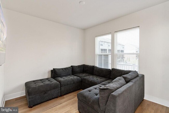 Building Photo - 1747 Riverbluff Ave