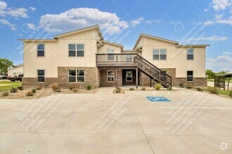 Building Photo - 2200 Creekside Ln