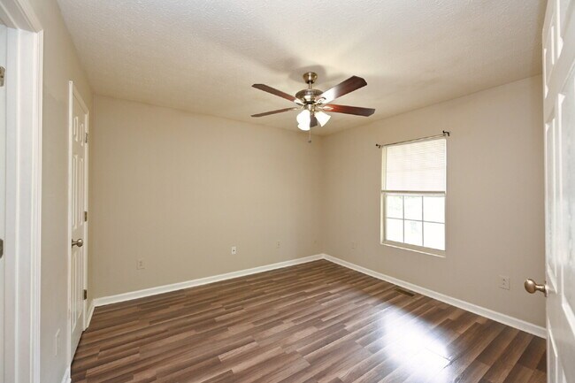 Building Photo - Springfield Gem! 3BR/2BA with Big Yard, St...