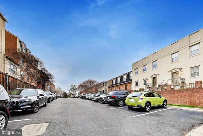 Building Photo - 1660 Beekman Pl NW