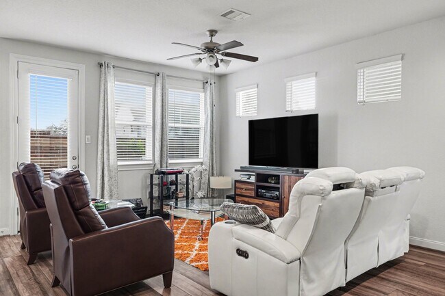 Building Photo - 10011 Brickhouse Dr