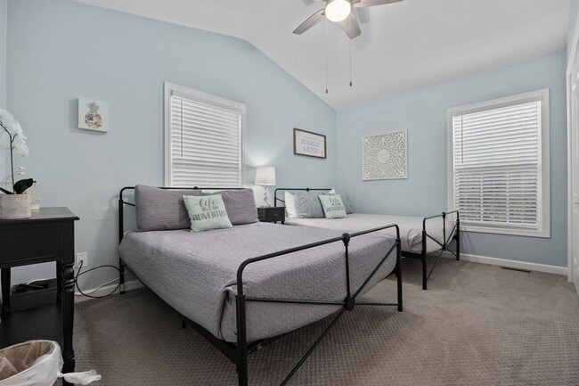 Building Photo - SNOWBIRD RENTAL- 4 blocks 2 Sea & Fire Pit