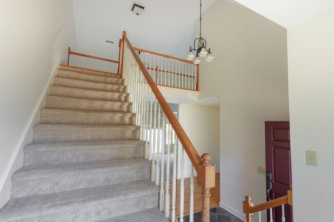 Building Photo - Charming 3-Bedroom/ 2.5 Bath Home in Royal...