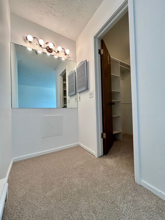 Building Photo - Beautiful & Bright Corner Condo in North Boulder