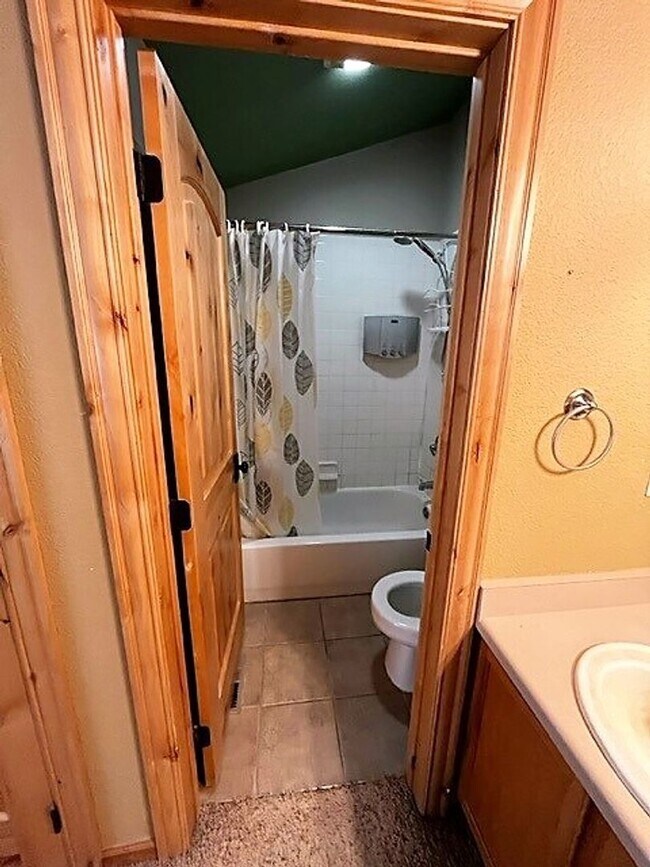 Building Photo - 592 Meadow Wood Cir