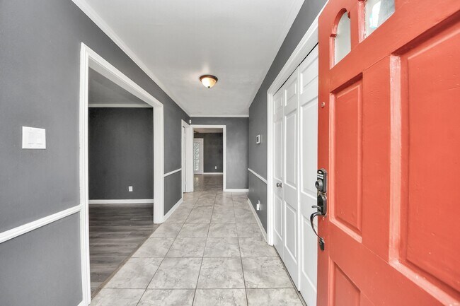 Building Photo - 5001 Glenhaven Dr