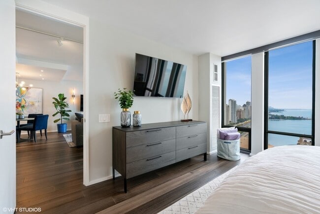 Building Photo - 200 E Delaware Pl