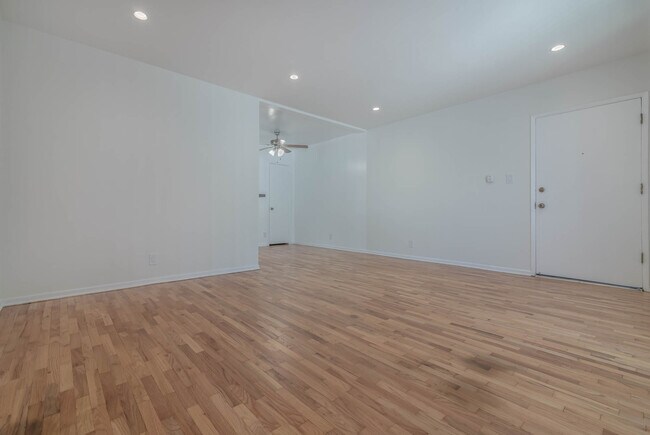 Building Photo - she1920