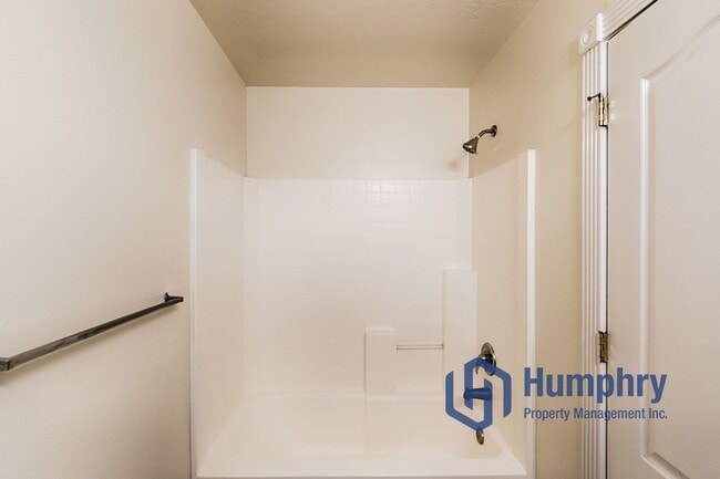 Building Photo - Nampa Fourplex, 2Bd/2Bth/CP, 930Sqft, near Karcher mall off Caldwell Blvd in Nampa