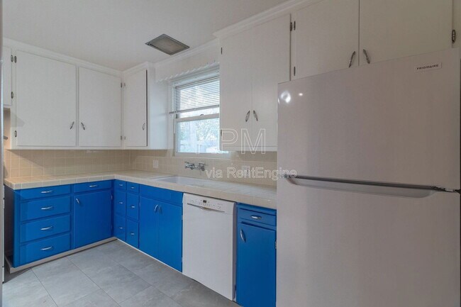 Building Photo - 1749 Christina Ave