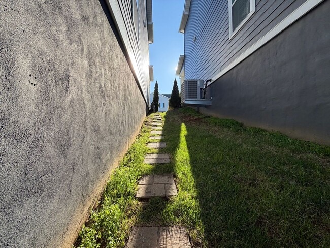 Building Photo - 1076 Delphi Ln