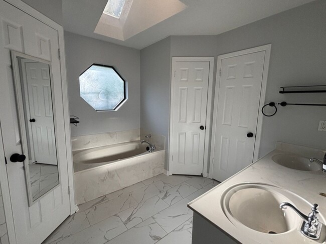 Building Photo - SPACIOUS HOME WITH FLEX ROOM