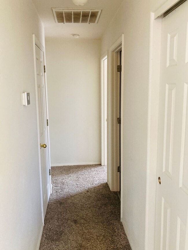 Building Photo - Charming 3 Bedroom