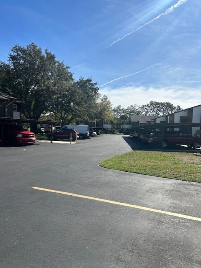 Building Photo - Well maintained 2/2 condo in 55+ community