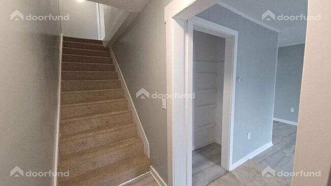 Building Photo - 418 River St